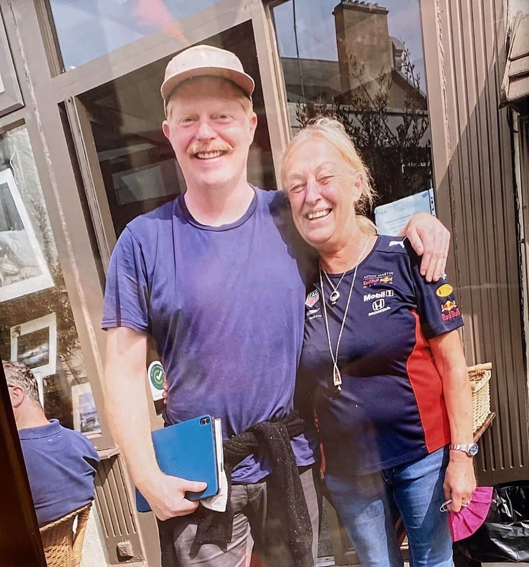のインスタグラム：「Happy belated birthday @jessetyler Reader, if you are ever in Dalkey, Ireland (south of Dublin, 10/10, 5 stars) This was taken at The Corner Note which served amazing brunch and put pictures of celebs who visited in its window. There was Bono, Matt Damon, Pierce Brosnan and of course, Jesse. Because everyone loves Jesse and he is just as cool as Jason Bourne and James Bond and Bono. Xx」