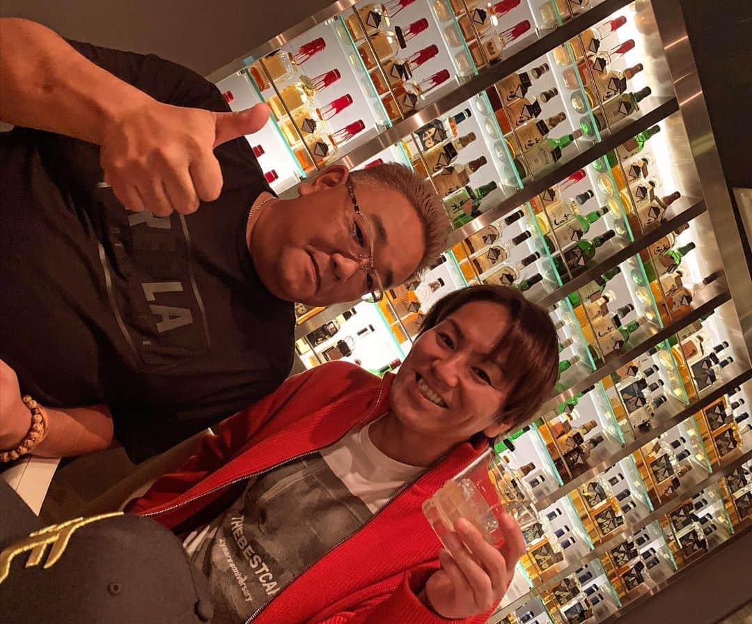 狩野英孝さんのインスタグラム写真 - (狩野英孝Instagram)「ウィスキーバーにて。。知多をロックでがぶ飲み。気持ちよく酔えた🥴伊達さんはずっと、ジンジャエール。。」10月25日 1時24分 - kano9x