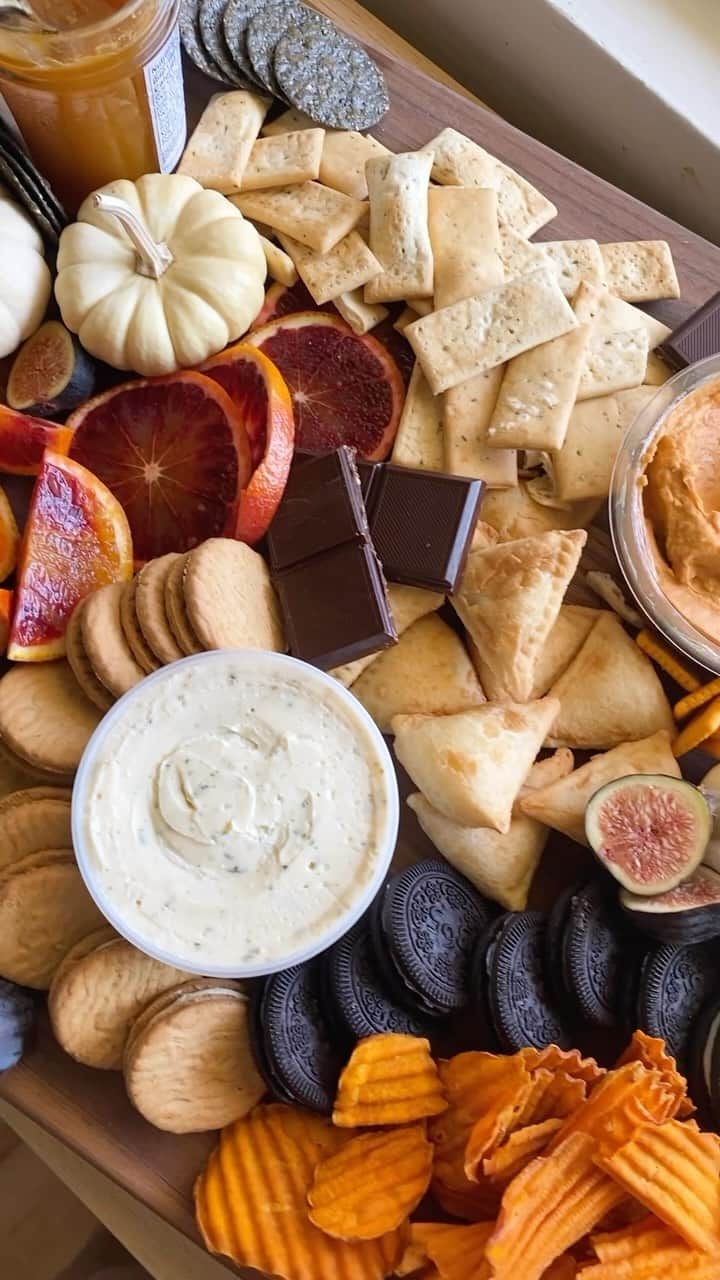 Whole Foods Marketのインスタグラム：「Build a Halloween snack board with us 🎃🍎🍊」