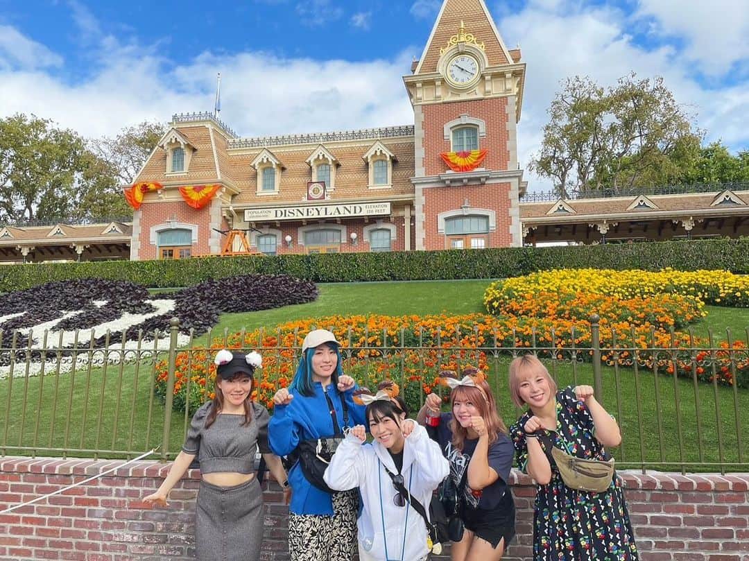 梅咲遥さんのインスタグラム写真 - (梅咲遥Instagram)「先輩方とカルフォルニアディズニーランドに行かせて頂きました🐭🇺🇸  #カルフォルニアディズニー  #america  #la  #losangeles  #disney」10月25日 1時31分 - umesaki_haruka