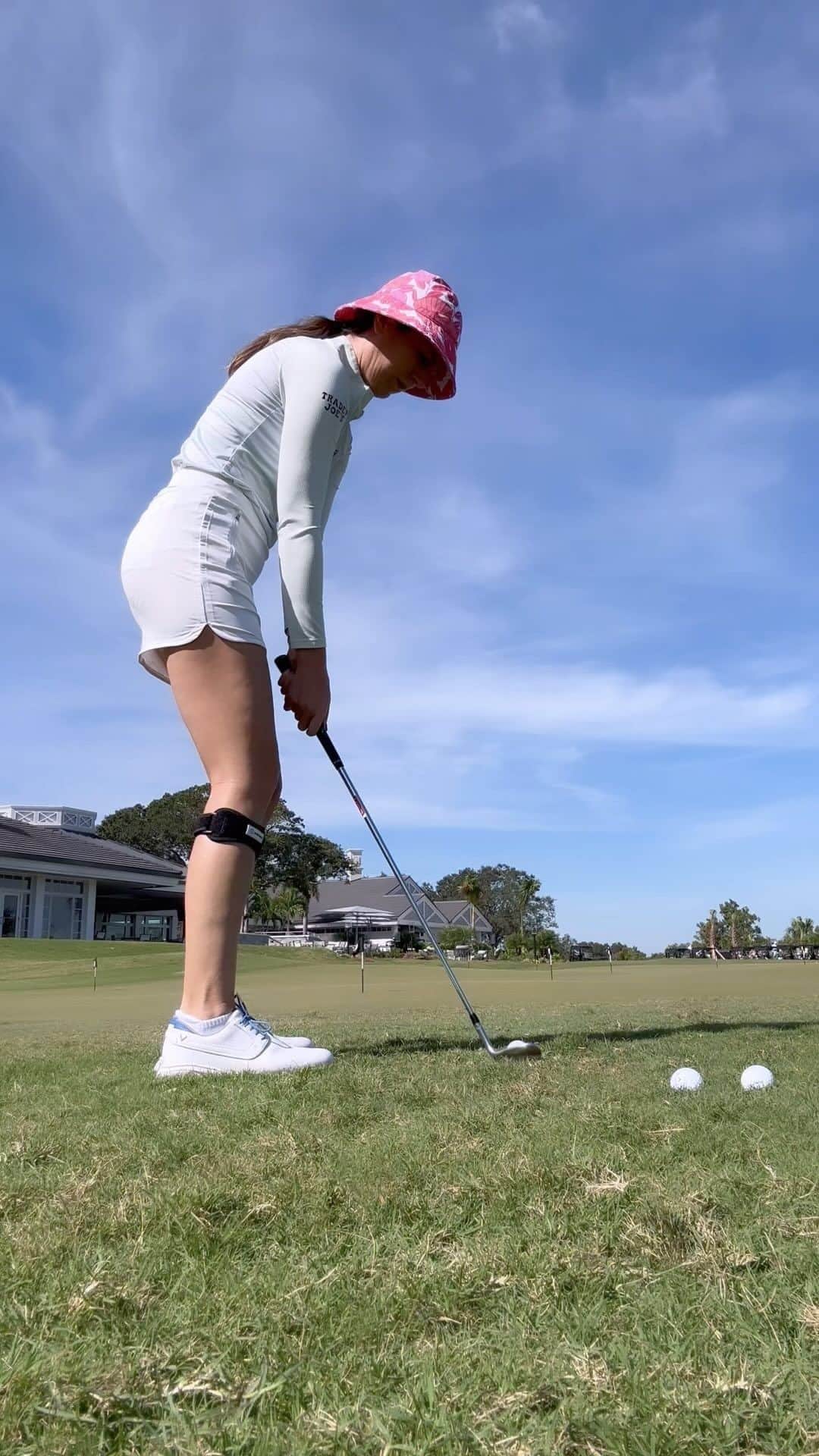 サンドラ・ガルのインスタグラム：「Watch it grow…⛳️🙌🏻✨  What’s your intention when you are chipping? Whatever you put your energy on, grows. So choose wisely. My intention is to chip in. Can you tell how many went in?」