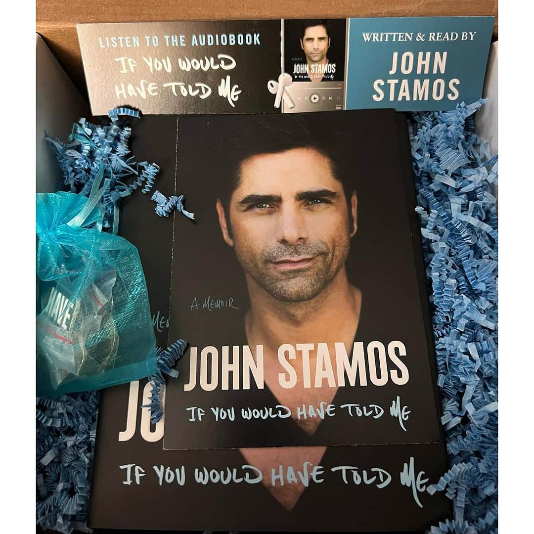 ダーシー・ローズ・バーンズのインスタグラム：「OUT NOW! From page 1, Stamos proves he has no plans to play the revisionist. He recounts stories in the present tense, putting you inside his mind, and hops between decades like someone telling a story to a friend. Everybody’s favorite tv uncle shines a spotlight on the guest stars, recurring players and series regulars that have graced his life. His story reads like the quintessential Hollywood tale, yet is incredibly relatable to all. In his grieving, I recognized my own. No matter our stature, we all love, grieve, and laugh the same. For 40 years, we welcomed Stamos into our homes. In ‘If You Would Have Told Me’, John Stamos welcomes us into his heart. Ps. His audiobook performance is stellar. 🫶 #ifyouwouldhavetoldme #bookstagram #book #memoir #johnstamos」