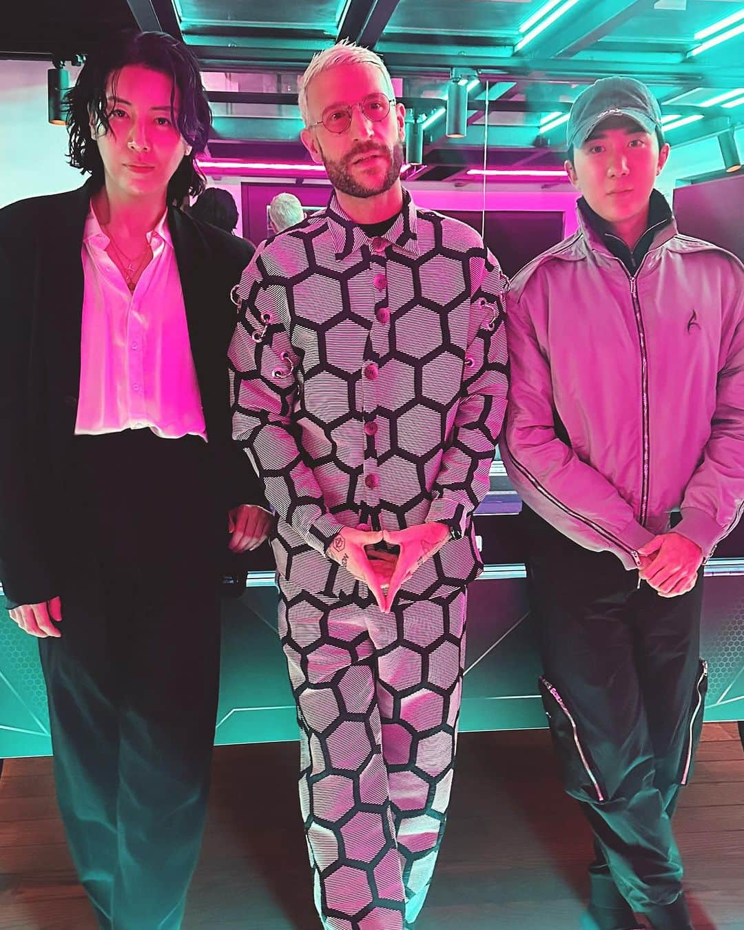 ドン・ディアブロさんのインスタグラム写真 - (ドン・ディアブロInstagram)「What a week! 🥵 1. Hexagon Pop Up Shop vibes with my brother @vikkstagram  2. Surprise set at the @hexagonhq Cruise 🚢🔥 3. Guess I’m a comedian now 😂🤷🏻‍♂️ 4. Turning up @e1ldn with the homey @scrufizzer139 🇬🇧 5. Did you guys already check this NCS remix I just dropped?! 🦾 6. Spotify x Don Diablo = ❤️ 7. London crowd + show was 💯🚀 8. Working on some K-Pop vibes 👀 9. Peeped the new Hex clothing line yet!? 10. 8 o’clock news vibes」10月25日 1時34分 - dondiablo