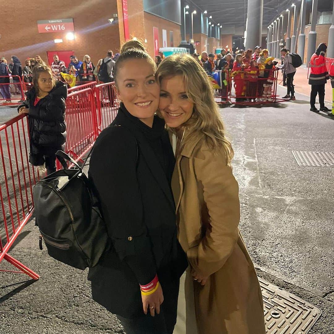 ヘレン・スケルトンのインスタグラム：「Friendship. Picked up some of the best along the way, grateful to a sport that put this family alongside mine.  Here’s to our next chapter @jillrmoa 😍  Go chase the northern lights xxx  #friendship #gratitude  Coats getting me through the season via @jigsaw @annabelkermanstylist」