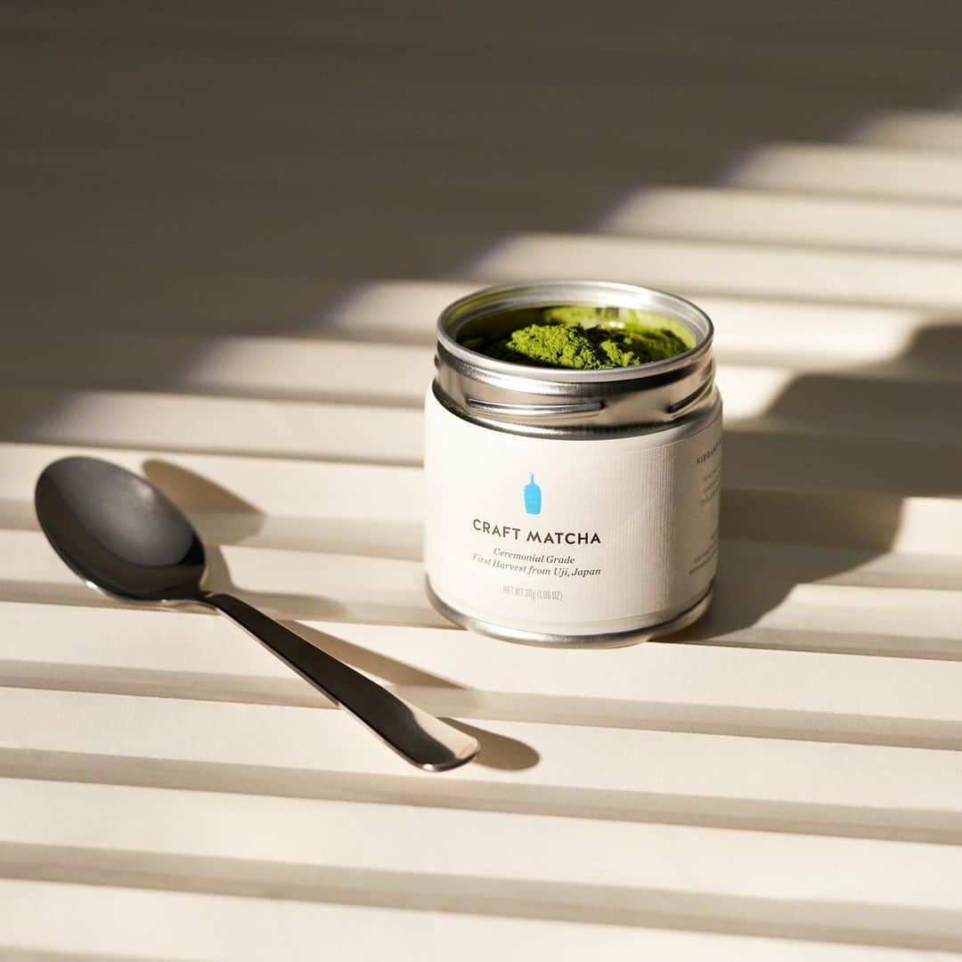 のインスタグラム：「The same ceremonial-grade matcha that we serve in our cafes is now available to take home. Our Kyoto team scoured Japan to find a matcha that embodies the quality and taste we demand out of our coffee. They found it at Rishouen teahouse, in Uji, Japan. Rishouen is born from five generations of tea knowledge and led by Koji Kagata, a second-generation tea master.⁠ ⁠ Our Craft Matcha comes from shade-grown, first-harvest leaves. The resulting tea is vibrant and savory with an intricate earthy taste. Savor it at home on ice or with a rich pour of steamed milk. Order yours now.⁠」