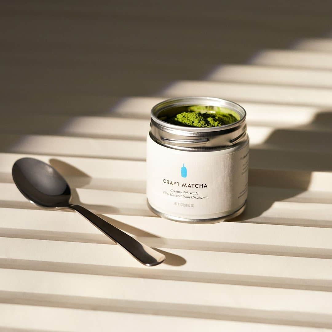 Blue Bottle Coffeeのインスタグラム：「The same ceremonial-grade matcha that we serve in our cafes is now available to take home. Our Kyoto team scoured Japan to find a matcha that embodies the quality and taste we demand out of our coffee. They found it at Rishouen teahouse, in Uji, Japan. Rishouen is born from five generations of tea knowledge and led by Koji Kagata, a second-generation tea master.⁠ ⁠ Our Craft Matcha comes from shade-grown, first-harvest leaves. The resulting tea is vibrant and savory with an intricate earthy taste. Savor it at home on ice or with a rich pour of steamed milk. Order yours now.⁠」