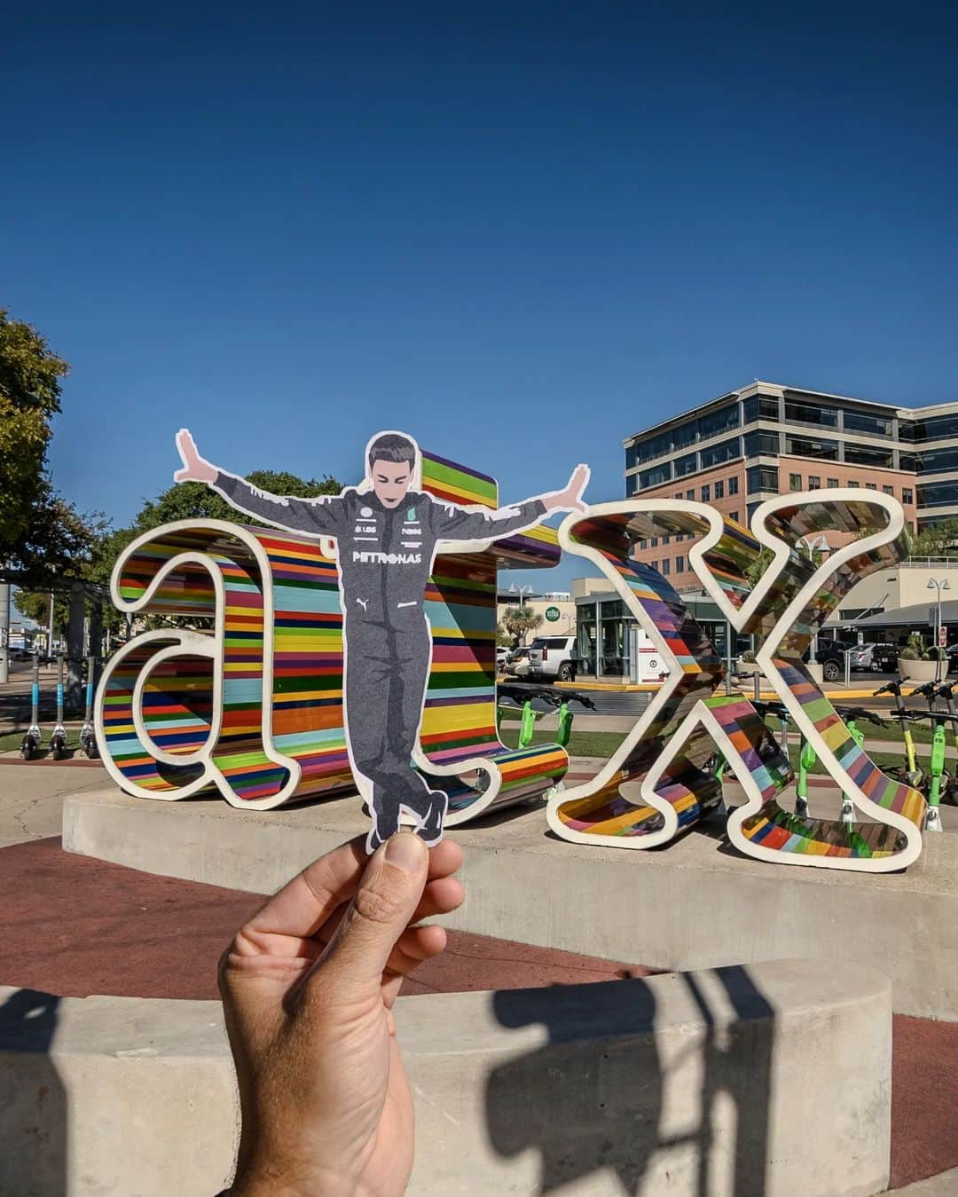 Rich McCorさんのインスタグラム写真 - (Rich McCorInstagram)「What a race weekend in Austin! The best atmosphere I've experienced at a race & an incredible host city.  Here's some @f1 related fun I had with some of Austin's landmarks.  @traveltex #TexasToDo @visitaustintx #trueaustin @cota_official #USGP」10月25日 1時35分 - paperboyo