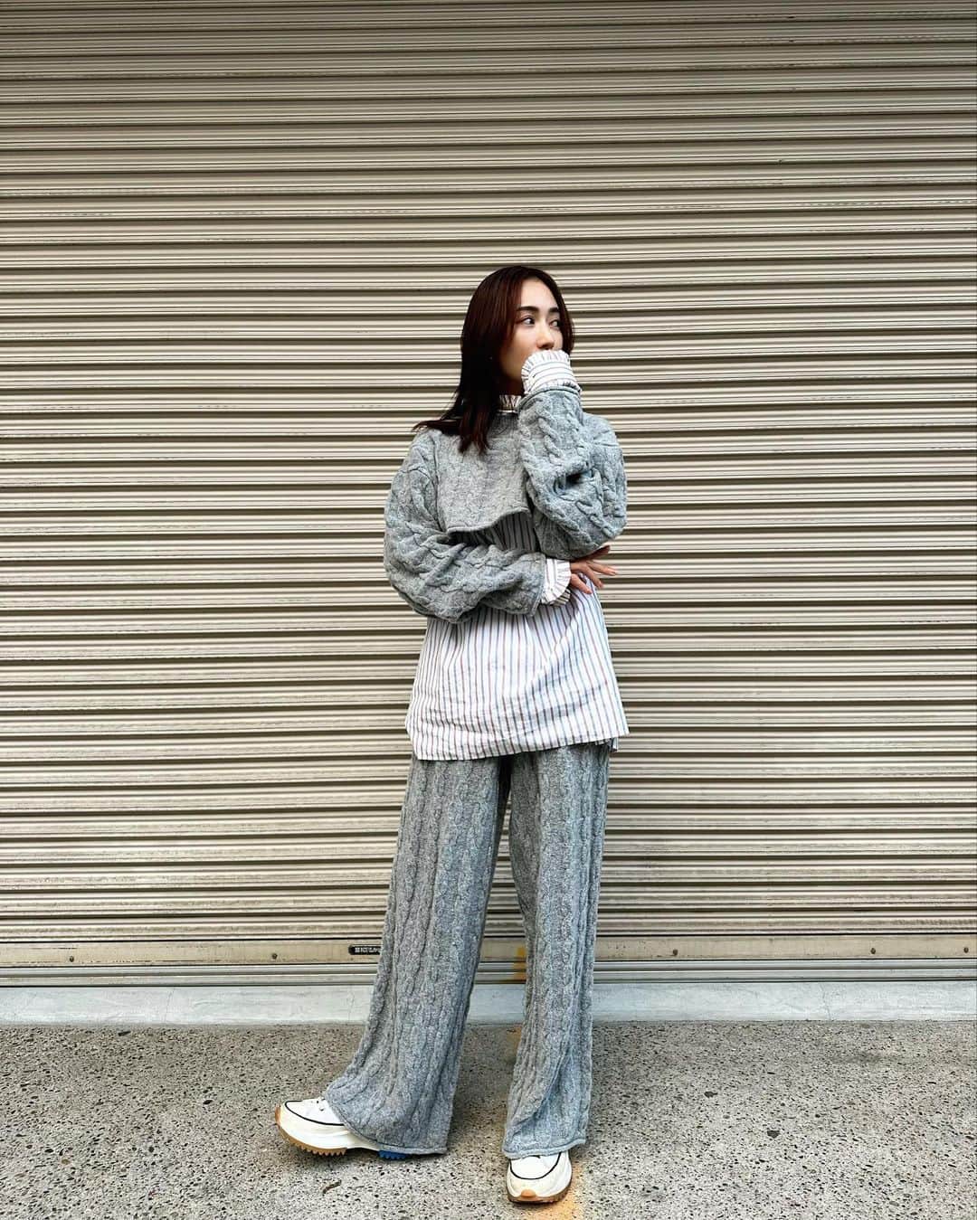 桐山マキのインスタグラム：「. . . October 21🍂  展示会でオーダーしていた お洋服が届きました♡ めちゃかわ グレーのセットアップ🩶 @null._official_   中は 何年か前のフリマで @ponpon_marcy  から 買った @gucci  シャツ♡ 15000円くらいでした！ 安！  📢 まだ先ですが @wolf__lady__  おしゃれな譲渡会 12/9（土）表参道にて チャリティーフリマもやります！ 是非 お宝探しに来て下さいね♡  #japan #fashion #love #dogs」