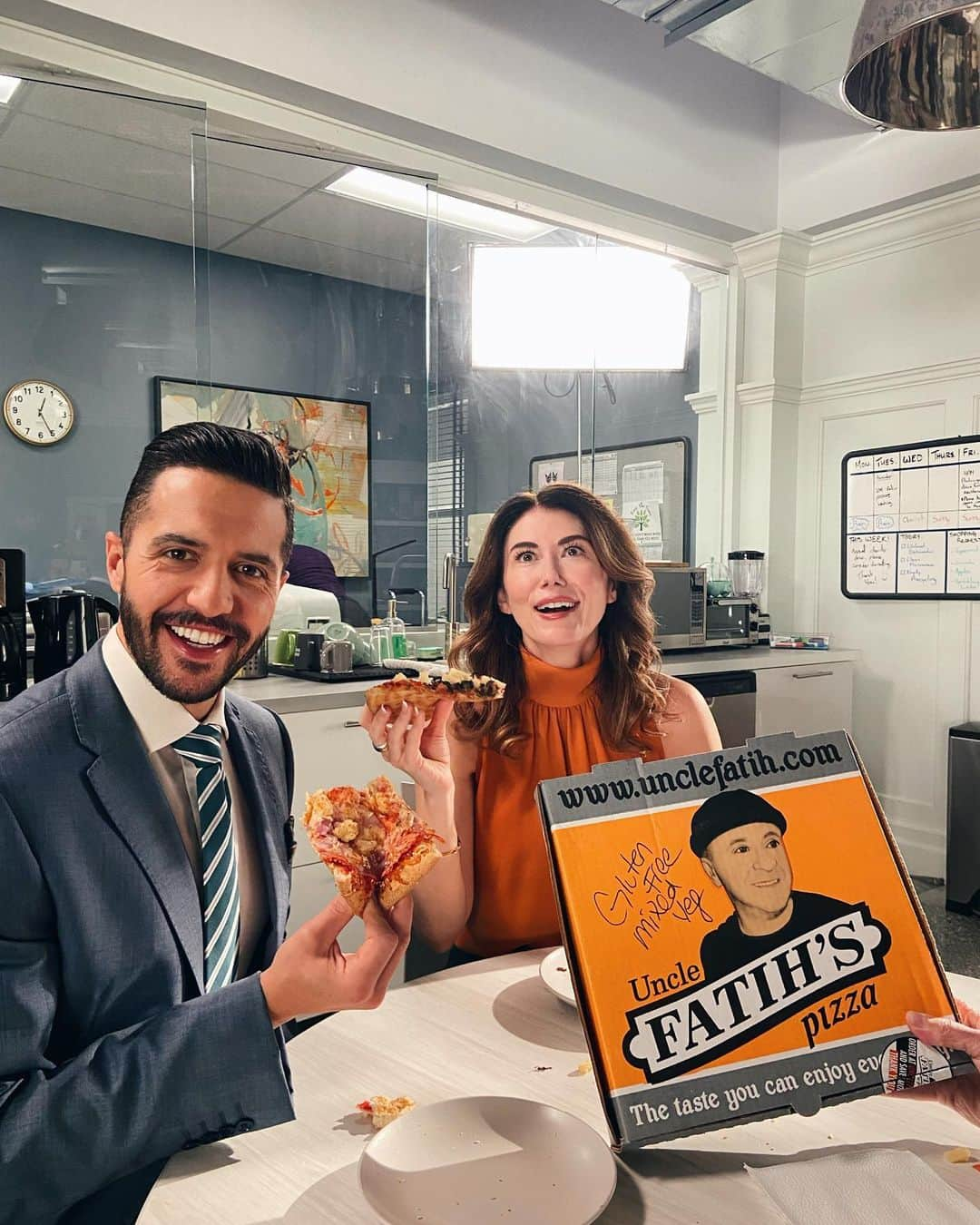 ジュエル・ステイトさんのインスタグラム写真 - (ジュエル・ステイトInstagram)「Today, in solidarity with @sagaftra we’re posting pictures of being on set, doing what we love   I also love pizza」10月25日 1時39分 - jewelstaite