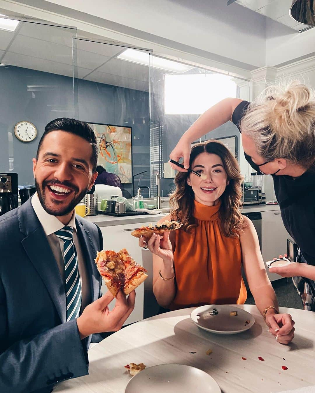 ジュエル・ステイトのインスタグラム：「Today, in solidarity with @sagaftra we’re posting pictures of being on set, doing what we love   I also love pizza」