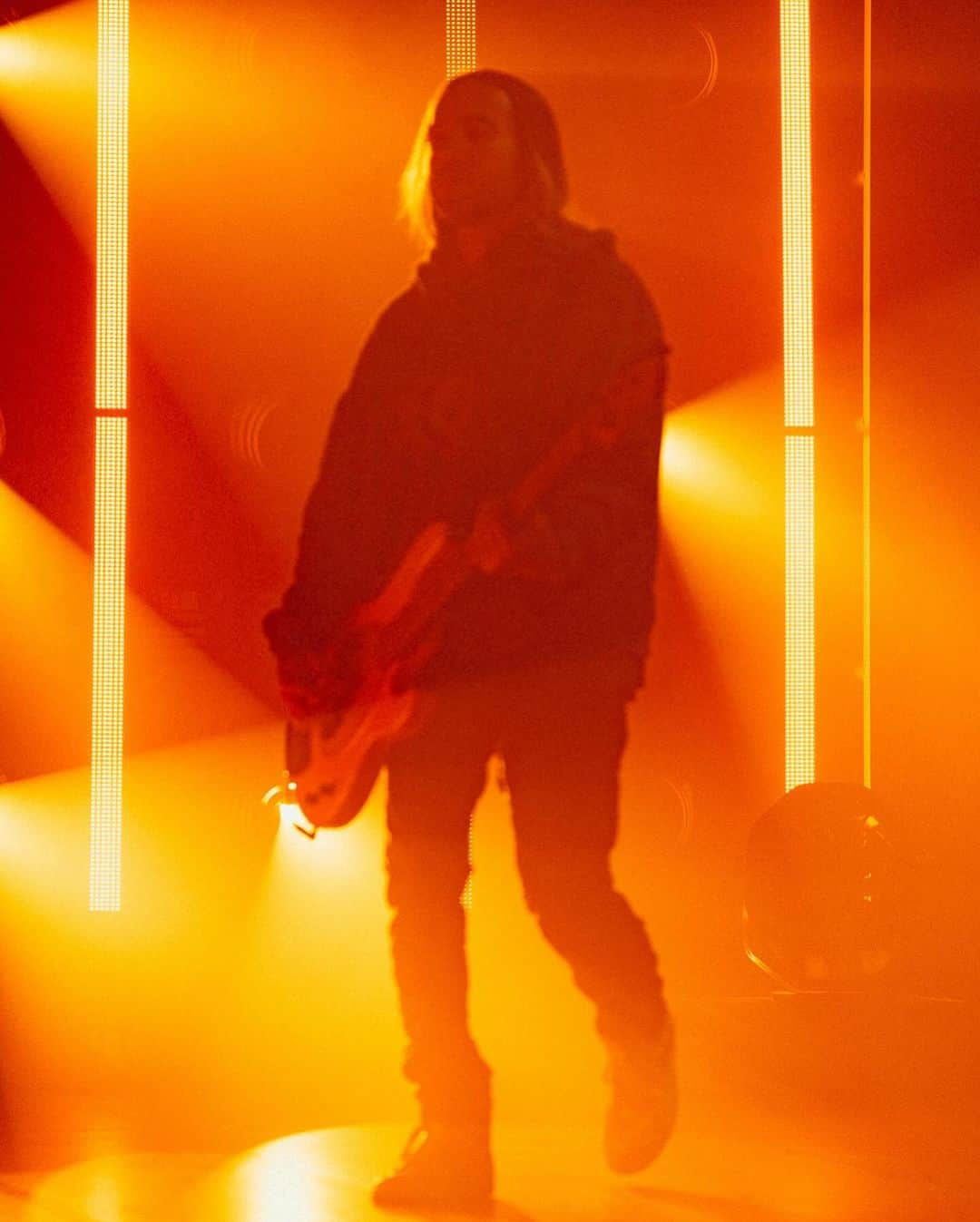 フォール・アウト・ボーイのインスタグラム：「can't believe we're almost halfway through tourdust in the UK & Europe 🤯 allllll the UK dates are officially SOLD OUT!! only a few tix left for Belgium + Germany, don't miss out   📸 @elliottxingham」