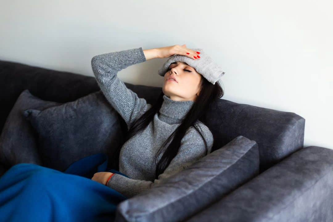 のインスタグラム：「"É invisível aos olhos de muitos e, por muitos, ainda incompreendida. No entanto, bem visível a quem dela sofre, pelos sintomas que apresenta.  Se é daquelas pessoas que sofre de enxaqueca e já não sabe o que fazer para aliviar o problema… este artigo é para si."  @leonorantolinteixeira , Diretora da LuxWoman, falou com Marta Simões, que sofre de enxaquecas desde os 13/14 anos, e com Isabel Luzeiro, Neurologista coordenadora da consulta de cefaleias do CHUC, Coimbra, e presidente  da Sociedade Portuguesa de Neurologia.   Uma reportagem que pode ler na sua LuxWoman de novembro, já nas bancas!  #luxwoman #novembro #jánasbancas #enxaquecas   📷 Freepik」