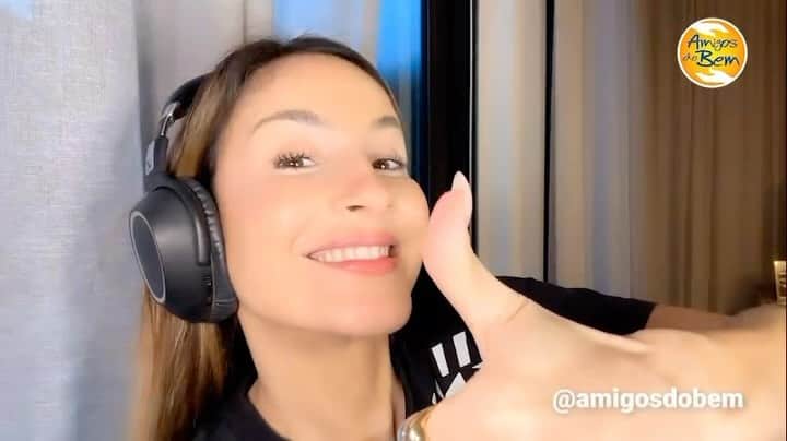 Claudia Leitteのインスタグラム：「“Eu quero ter um milhão de amigos e bem mais forte poder cantar” Pra celebrar os 30 anos do Amigos do Bem, eu tenho um desafio pra quem é mais que amigo, pra quem é Amigo do Bem!  Você já conhece os Amigos do Bem? Um projeto maravilhoso do qual sou Embaixadora e conheço de perto! Há 30 anos, eles estão transformando milhares de vidas no sertão nordestino. Juntos, a gente pode fazer muito mais.  Pra isso, quero ver todo mundo seguindo e compartilhando o @amigosdobem no Instagram pra gente atingir 1 milhão de seguidores. Vai lá! Vocês precisam conhecer este projeto, é incrivel! #ummilhaodeamigosdobem」