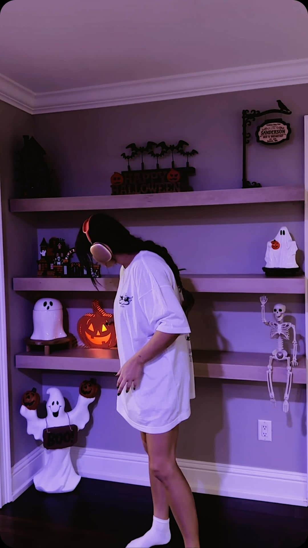 N I C O L E.のインスタグラム：「Halloween Shelves 2.0」