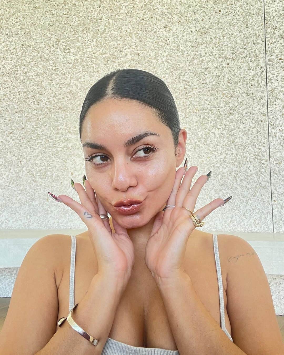 Vogue Beautyのインスタグラム：「From grounding exercises to bed-bound afternoons, this week's best beauty Instagrams found moments for self-care—and self-appreciation (one and the same, really). Tap the link in our bio to see how your favorite stars unwind for the week ahead. #regram @vanessahudgens」