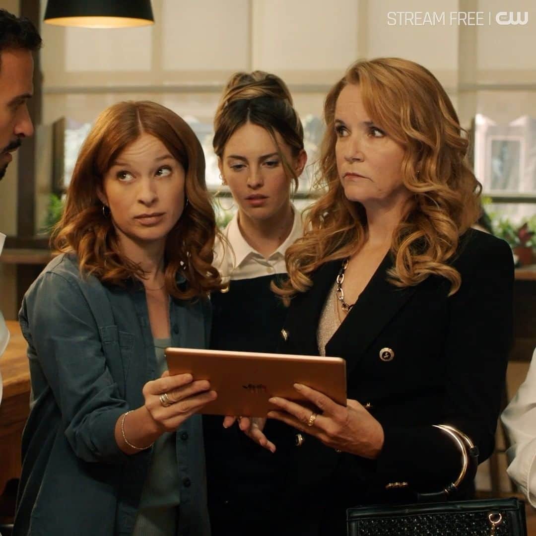 The CWのインスタグラム：「Their investigative skills and baggage go hand in hand. Catch up before a new episode of #TheSpencerSisters airs tomorrow at 9/8c on The CW!」