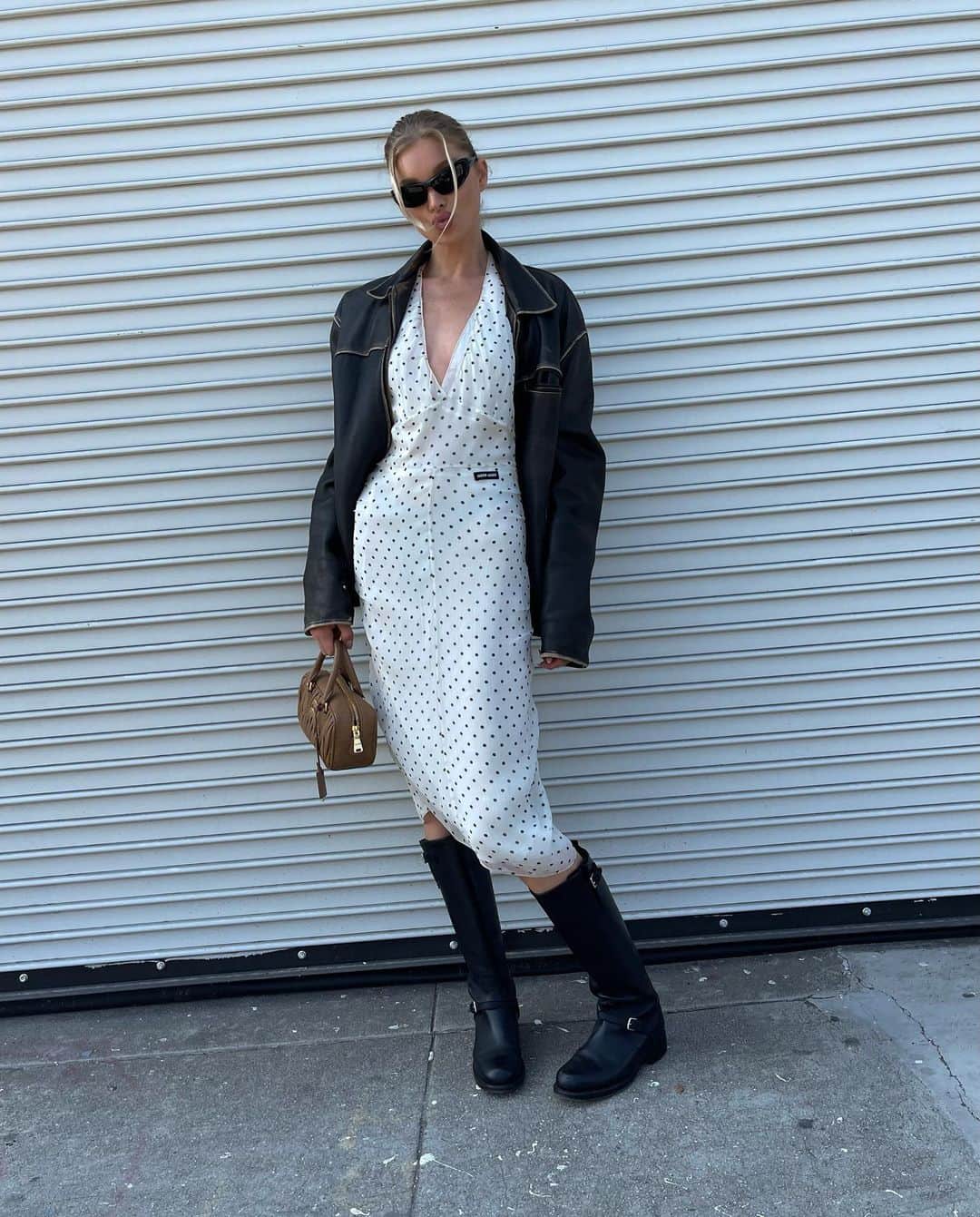 エルザ・ホスクのインスタグラム：「Entering scorpio szn 🖤♏️🌑」