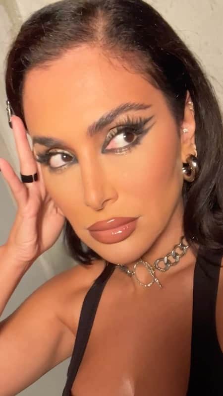 Huda Kattanのインスタグラム：「Our NEW Pretty Grunge Palette comes with 18 intensely pigmented, versatile shades, so you can seamlessly go from Pretty Glam to Grunge Chic in minutes. This is where glam meets rebellion🖤   𝗠𝗲𝗲𝘁 𝘁𝗵𝗲 #𝗣𝗿𝗲𝘁𝘁𝘆𝗚𝗿𝘂𝗻𝗴𝗲 𝗳𝗮𝗺𝗶𝗹𝘆 ⤵️     🎨 #PrettyGrunge palette with 18 glam-to-grunge shades     🌟 Limited-edition Blush Gloss that adjusts to your skin pH      🖤 Limited-edition ‘black’ shades in Liquid Matte Lipstick, Silk Balm & Lip Contour 2.0      💄 Lip Quad with x4 travel-sized Liquid Matte Lipsticks in nude shades, including our BEST-SELLING shade Bombshell        🌍  𝗔𝗩𝗔𝗜𝗟𝗔𝗕𝗟𝗘 𝗚𝗟𝗢𝗕𝗔𝗟𝗟𝗬 𝗡𝗢𝗩 𝟭𝗦𝗧 🌎 #HudaBeautyPrettyGrunge」