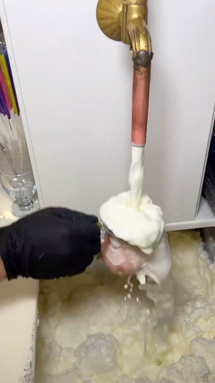 Earth Picsのインスタグラム：「@agirgurme - have you tried Turkish Ayran? Also known as Doogh in Iran. Ayran is a refreshing Turkish 🇹🇷drink made from just three ingredients: yogurt, salt, and water. It is sour-salty in taste, perfectly quenches thirst and is rich in useful trace elements. Ayran has been drunk for 15 centuries, and its invention is attributed to the Turkic nomadic tribes.   🎥 by @agirgurme」