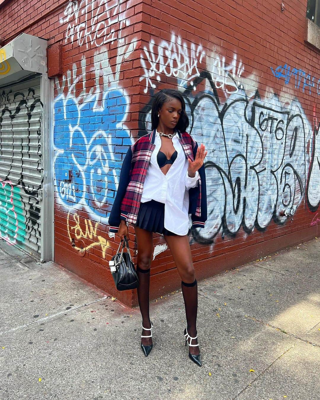 レオミー・アンダーソンのインスタグラム：「Don’t want to be in the same city for longer than 2 weeks..   @lappthebrand mini skirt has restocked ;)」