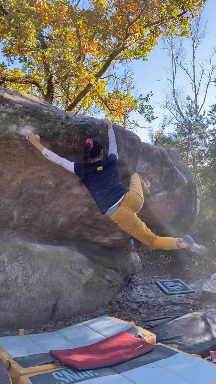 ファニー・ジベールのインスタグラム：「En attendant le retour du soleil à fontainebleau je découvre le Frankenjura et ses bidoigts 🤞🏽😅  •  While waiting for the sun to come back I’m visiting Frankenjura with his 2 fingers pockets  •  Mientras esperando que vuelve el sol en Fonten, estoy visitando Frankenjura con los míticos bi dedos 🤞🏽  •  🎥 le petit pouce hait 7b」