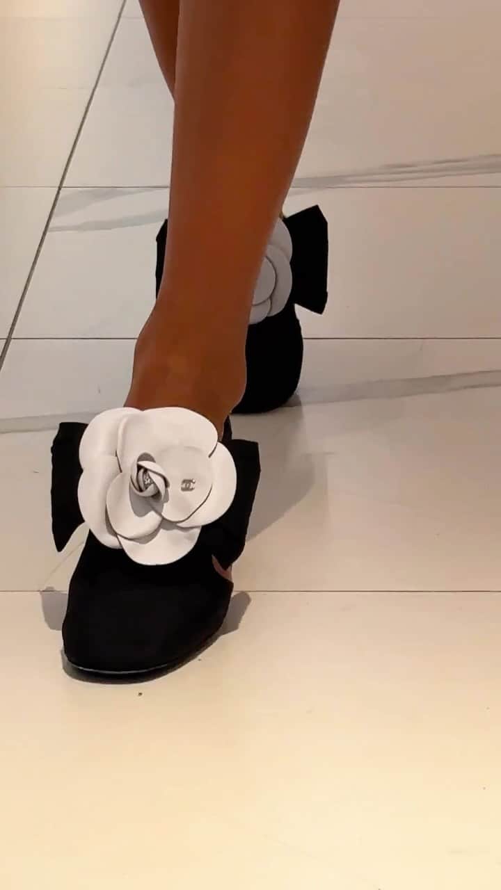 Harrodsのインスタグラム：「Walk this way 👉 The #CHANEL boutique has reopened and awaits you in Shoe Heaven on the Fifth Floor.  #Harrods #HarrodsFashion」