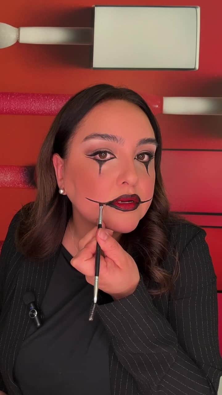 Clarins Canadaのインスタグラム：「Macarena, our Virtual Beauty Consultant creates a Halloween make-up look with this season’s new products! 🕸️ . . . #Clarins #MakeUp #halloween」