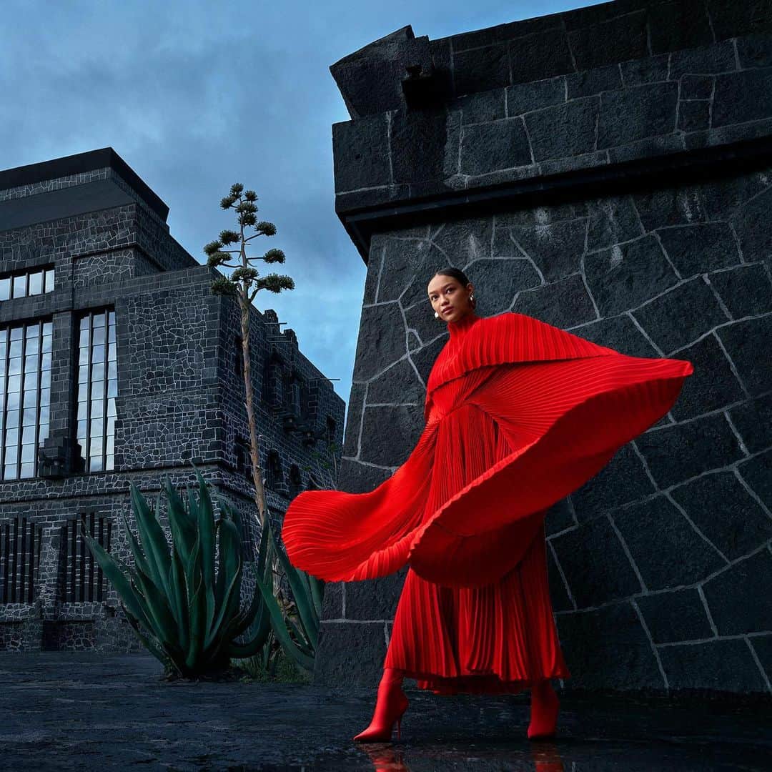Vogueさんのインスタグラム写真 - (VogueInstagram)「When we talk about Mexico in 2023, what—and who—do we talk about? The answer to that question is embedded in a dense web of influences and talent, weaving together the worlds of fashion, visual art, architecture, film, gastronomy, and music. The precis, however, is that modern Mexico, and its historic capital in particular, is thrilling and thriving.  As we kick off a celebration of all things CDMX this week, see the city through the lens of two native sons—Vogue contributing editor Max Ortega and Oscar-winning cinematographer Emmanuel “Chivo” Lubezki—at the link in bio.  Photographs by @chivexp, styled by @maxortegag, Vogue, November 2023.」10月25日 2時11分 - voguemagazine