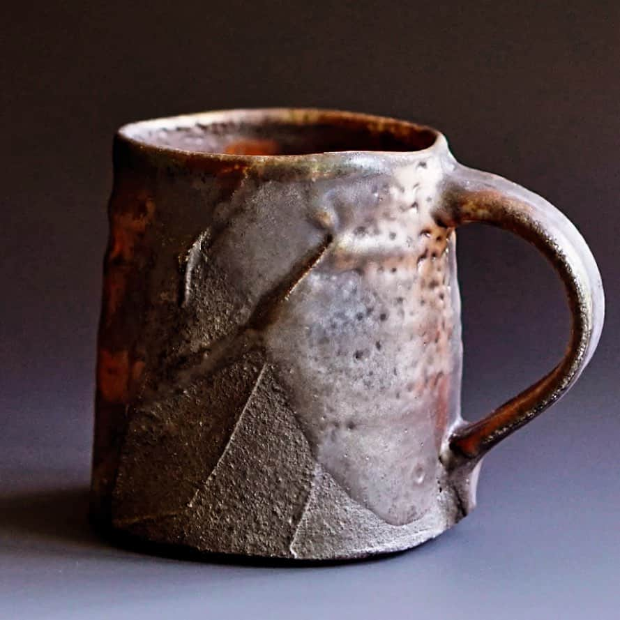 佐竹晃さんのインスタグラム写真 - (佐竹晃Instagram)「Wood fired mug - NC local wild clay, shino glaze  www.akirasatake.com or link in my bio . #onlineshop #mug #マグ #coffee  #akirasatakeceramics #clay  #asheville  #gallerymugen  #陶芸 #陶芸家  #佐竹晃 #ceramics #pottery #japanese #japanesepottery #tougei」10月25日 2時22分 - akirasatake