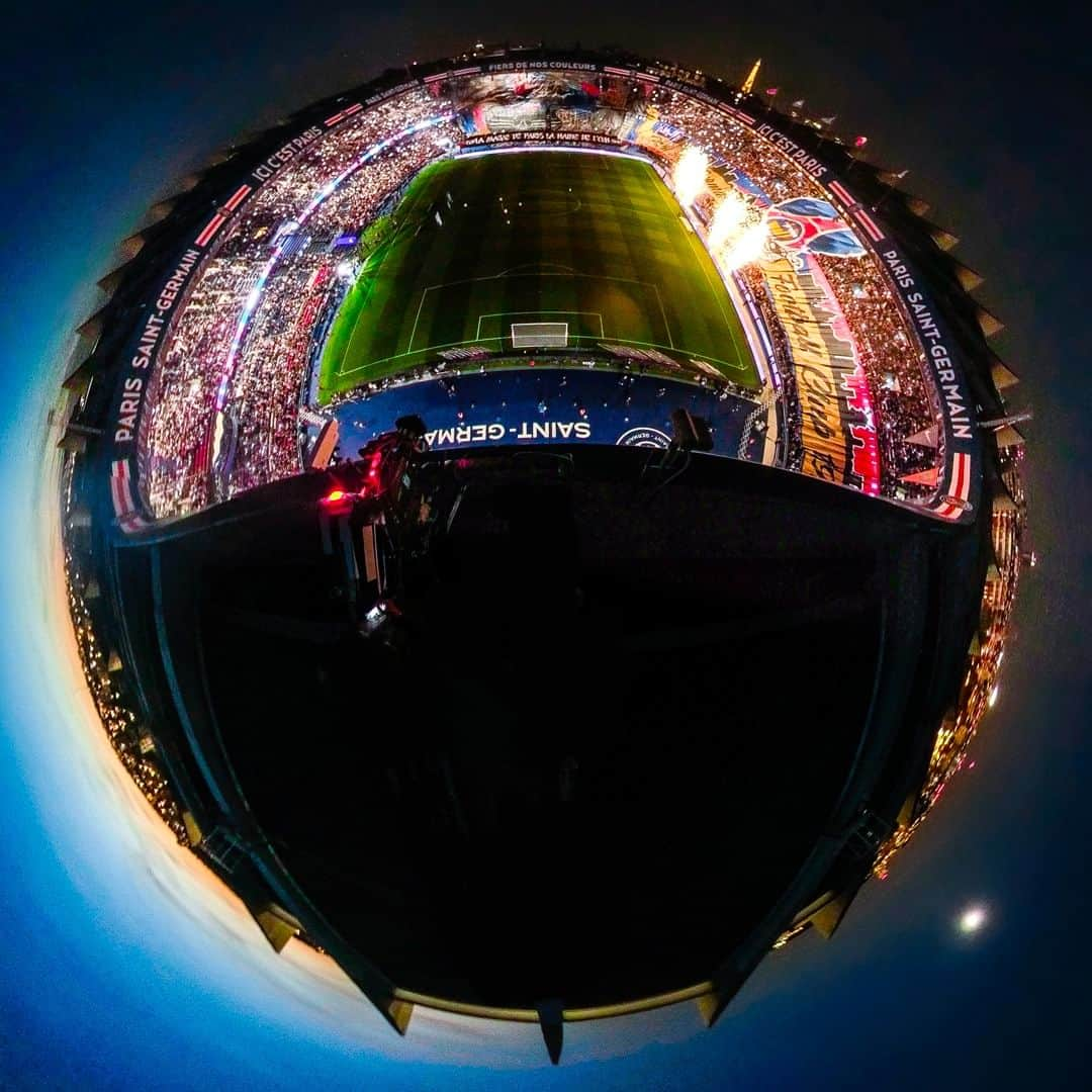 パリ・サンジェルマンFCさんのインスタグラム写真 - (パリ・サンジェルマンFCInstagram)「✨❤️💙 The @championsleague is back at the 𝗣𝗮𝗿𝗰 𝗱𝗲𝘀 𝗣𝗿𝗶𝗻𝗰𝗲𝘀! ✨❤️💙 Le retour de la @championsleague au 𝗣𝗮𝗿𝗰 𝗱𝗲𝘀 𝗣𝗿𝗶𝗻𝗰𝗲𝘀 !  🖼📸 Get the print ➡ photostore.psg.fr 🔗  #UCL | #PSGACM」10月25日 2時17分 - psg