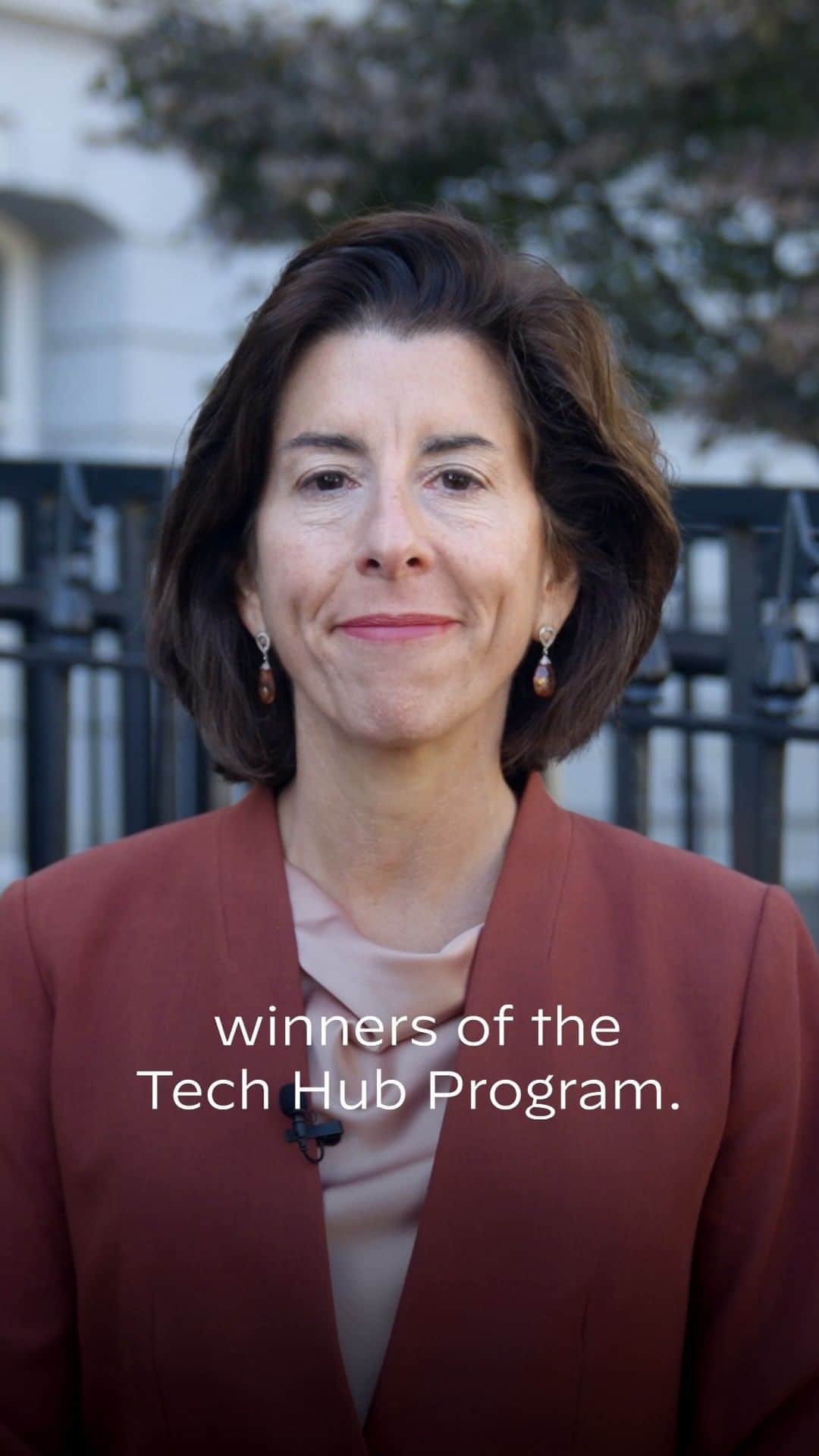 The White Houseのインスタグラム：「Watch as @secraimondo explains how the 31 Tech Hubs announced by the Biden-Harris Administration will bring the benefits and opportunities of scientific and technological innovation to communities across the country.」
