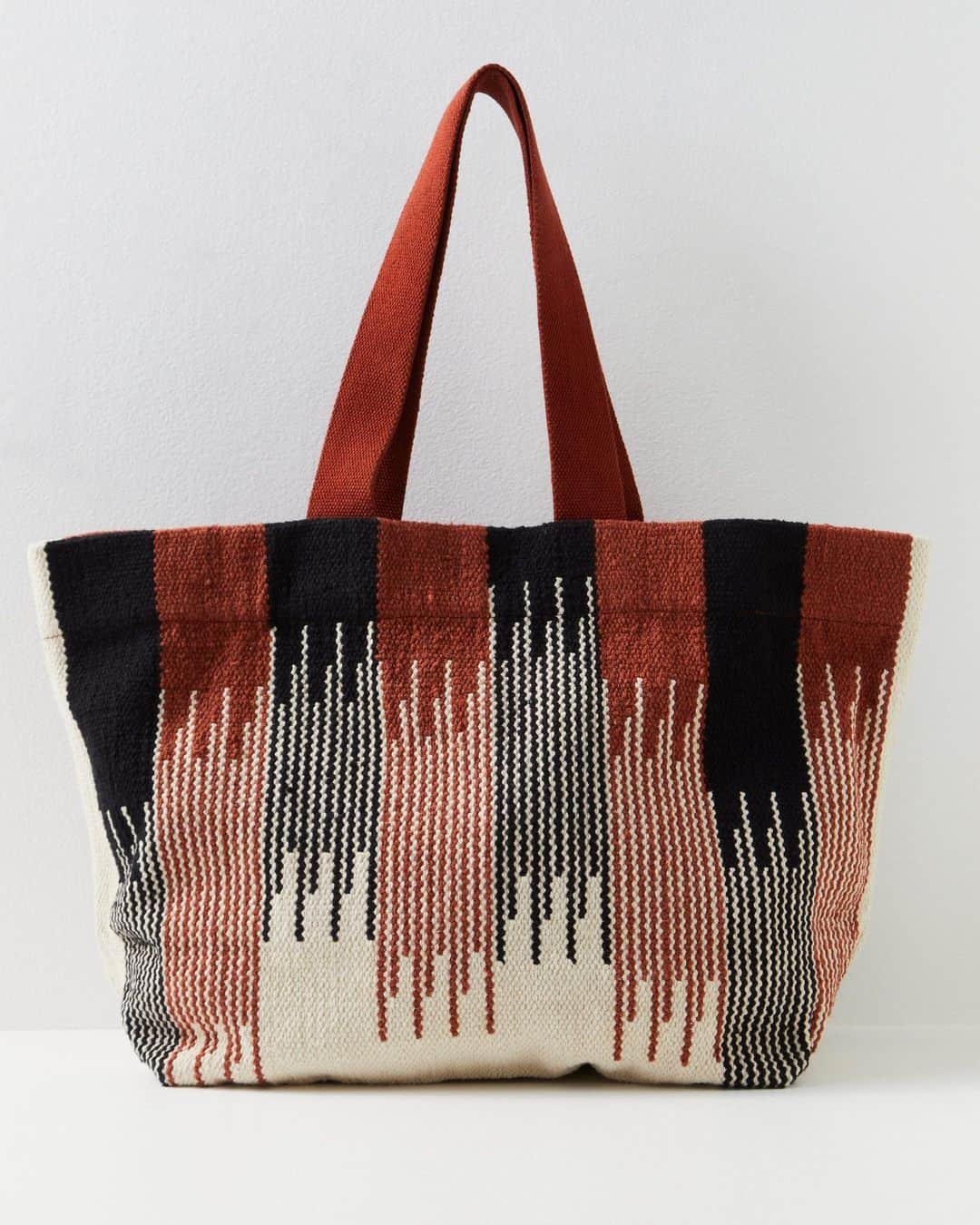 freepeopleのインスタグラム：「We're bringing our beach totes into the new season. Link in bio to shop the Golden Hour Carryall.」