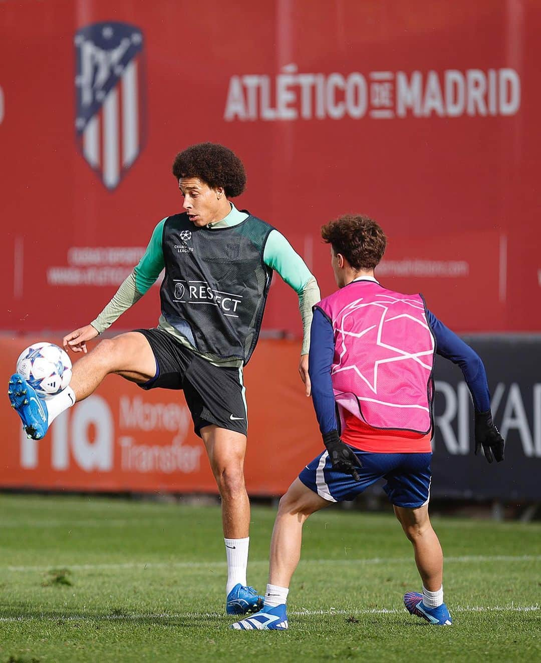 アクセル・ヴィツェルさんのインスタグラム写真 - (アクセル・ヴィツェルInstagram)「The stage is set: Tomorrow Game On! #UCL #AùpaAtleti 🔴⚪️」10月25日 2時23分 - axelwitsel28