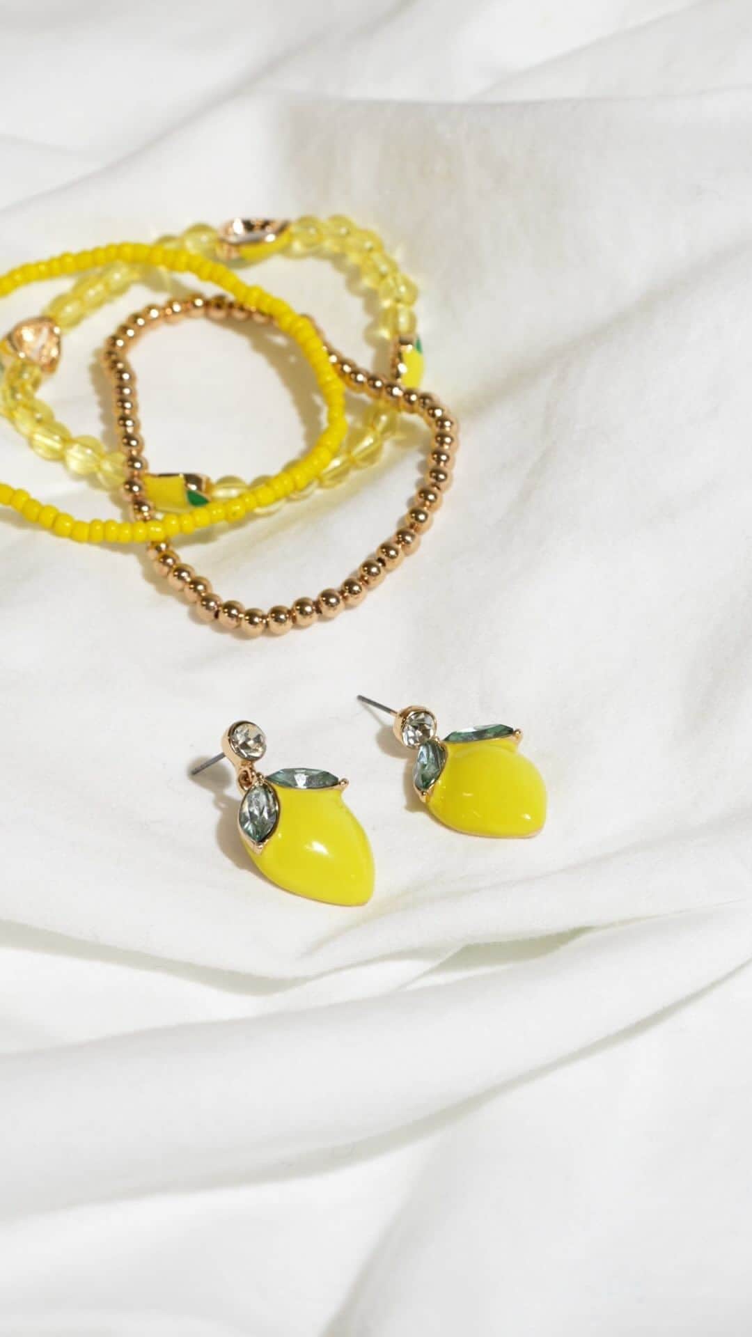 アイザックミズラヒのインスタグラム：「Bright and bold are always in season! This Beaded Stretch Bracelet Set is sure to light up any room! 🍋」