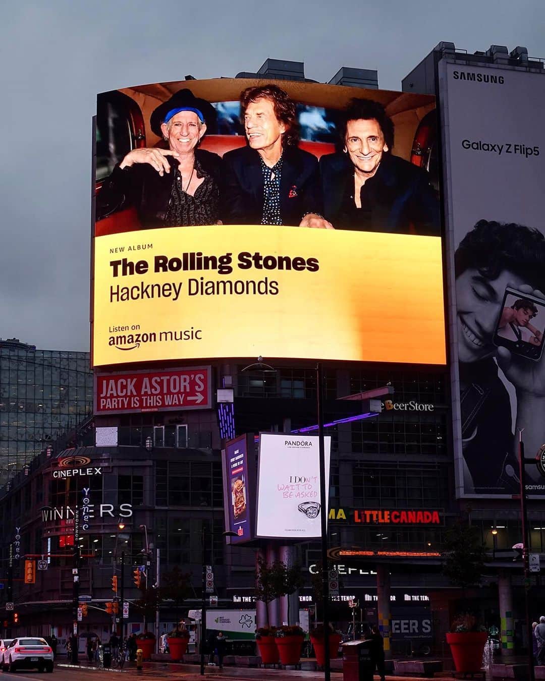 The Rolling Stonesさんのインスタグラム写真 - (The Rolling StonesInstagram)「Thank you @amazonmusicmx @amazonmusiccan @amazonmusicuk @amazonmusicde 💎  #therollingstones #rollingstones #hackneydiamonds Photo 1: @markseliger」10月25日 2時40分 - therollingstones