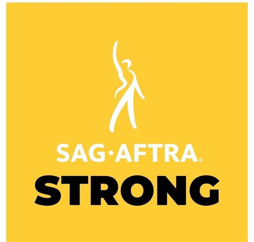 ロッチェル・エイツのインスタグラム：「Today we go back to the negotiating table. I pray a deal is made so we can all get back to work, or at least looking for work! One day longer one day stronger! It was great bumping into to you!  @jonhuertas  #sagaftrastrike #sagaftrastrong #sagaftra #power2performers」
