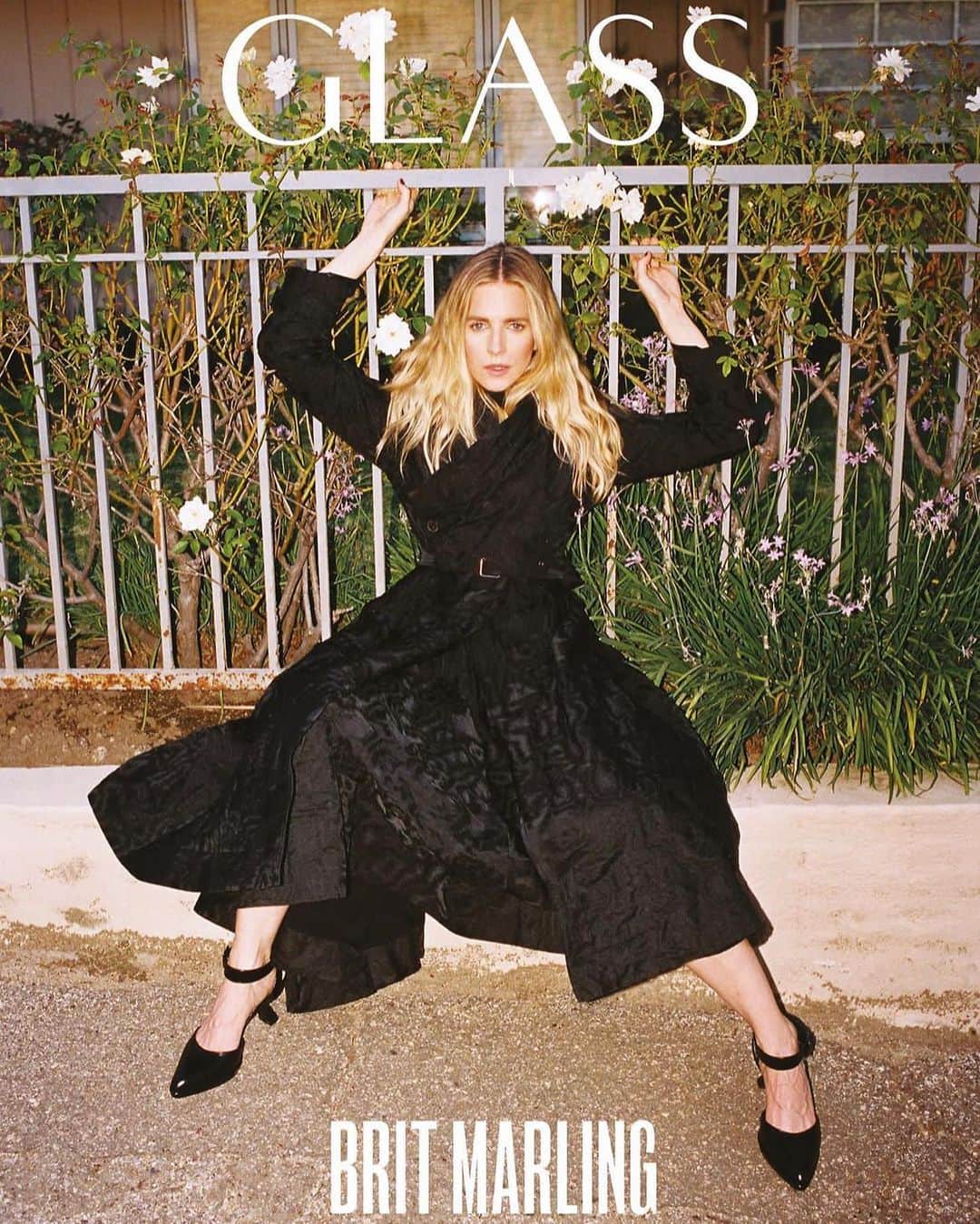 ブリット・マーリングのインスタグラム：「deep dive in @theglassmagazine 🖤about the last decade of sci-fi / metaphysical storytelling and climbing into the director’s chair …  Photography: @shanemccauley  Writer: @imogenclark_  Styling: @graymeganbowman  Hair: @laini_reeves  Makeup: @fionastiles  Manicurist: @mazzhanna」