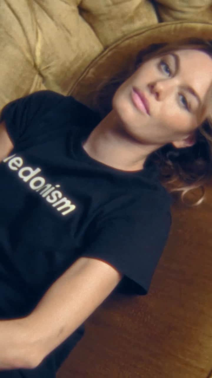 のインスタグラム：「Reformation x Camille Rowe. Link up top to shop the collection.  @fingermonkey」