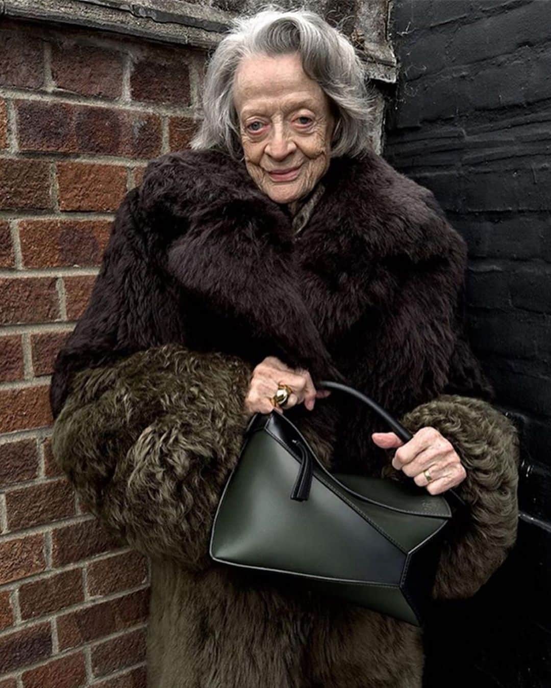 のインスタグラム：「Ingen ringere end den britiske skuespillegende #MaggieSmith er det nye ansigt for @loewe i modehusets kampagne for sin SS24-precollection med stjernefotografen #JuergenTeller bag kameraet.   Et uventet, men alligevel perfekt match made in heaven ifølge modeelskere på internettet, hvor billederne allerede bliver delt på livet løs i ren begejstring. Og det forstår vi godt!」