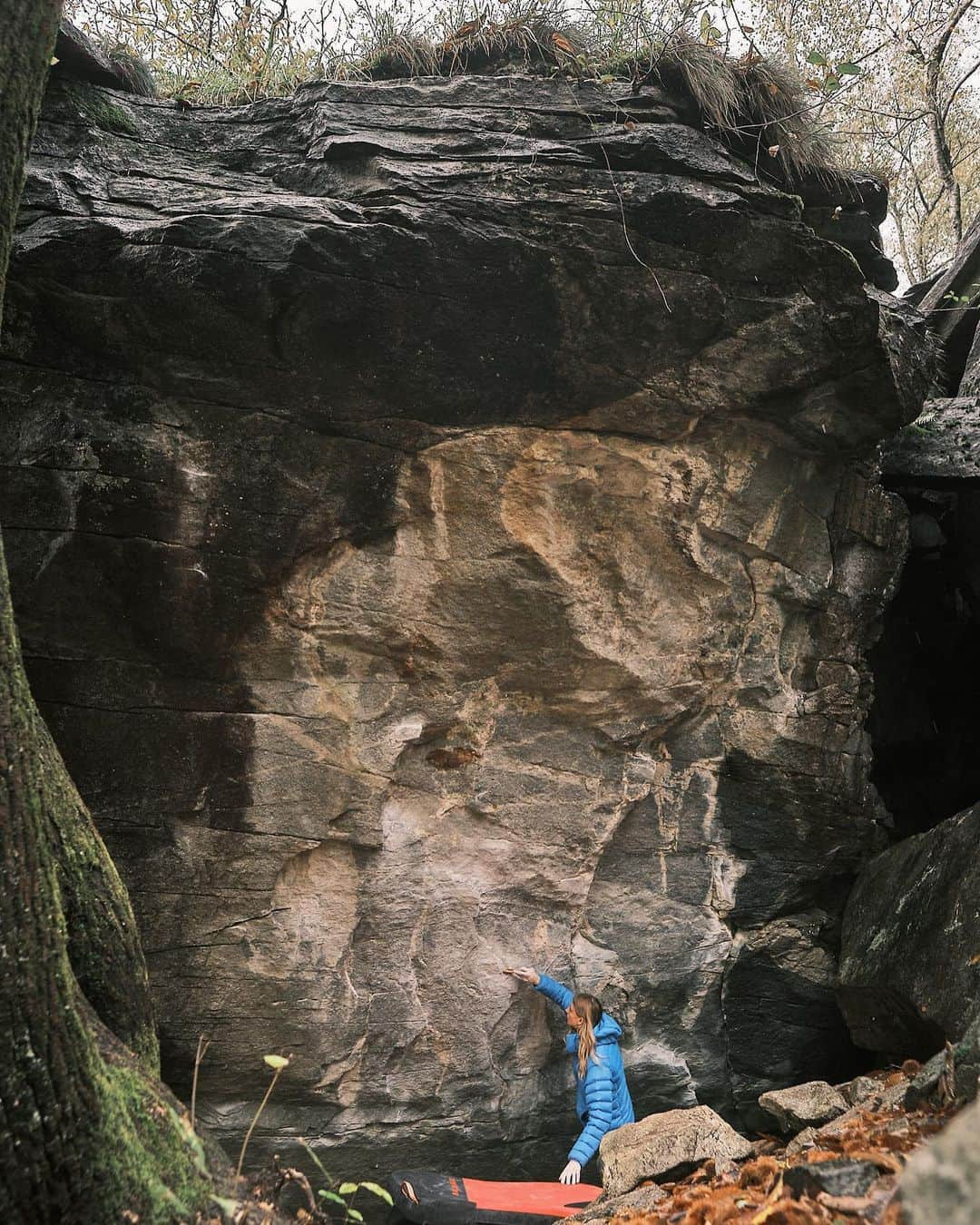 マチルダ・セーデルルンドさんのインスタグラム写真 - (マチルダ・セーデルルンドInstagram)「Found some dry rock 😍 So excited I could get some climbing in yesterday!   Despite heavy rain we found this boulder in Chironico, ‘the Alphane Moon’ (thanks to everyone for the recommendation). I did all the moves really quick and thought it would go down in a few tries, but then I kept falling (sliding 💦🤣) off the move to the last crimp about 10 times 😆 Hope to come back for a send later!   📸 @bill_jp_hamilton   #climbing #bouldering #ticino #ticinomoments #myswitzerland #switzerland @myswitzerland @ascona_locarno @ticinoturismo」10月25日 2時37分 - matilda_soderlund