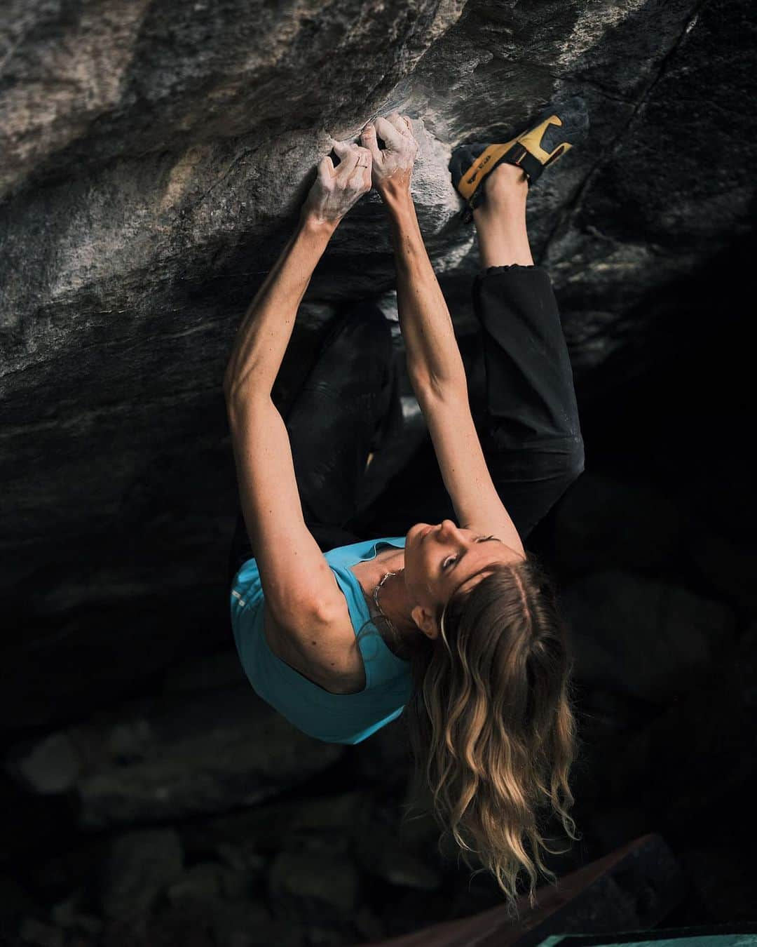 マチルダ・セーデルルンドさんのインスタグラム写真 - (マチルダ・セーデルルンドInstagram)「Found some dry rock 😍 So excited I could get some climbing in yesterday!   Despite heavy rain we found this boulder in Chironico, ‘the Alphane Moon’ (thanks to everyone for the recommendation). I did all the moves really quick and thought it would go down in a few tries, but then I kept falling (sliding 💦🤣) off the move to the last crimp about 10 times 😆 Hope to come back for a send later!   📸 @bill_jp_hamilton   #climbing #bouldering #ticino #ticinomoments #myswitzerland #switzerland @myswitzerland @ascona_locarno @ticinoturismo」10月25日 2時37分 - matilda_soderlund