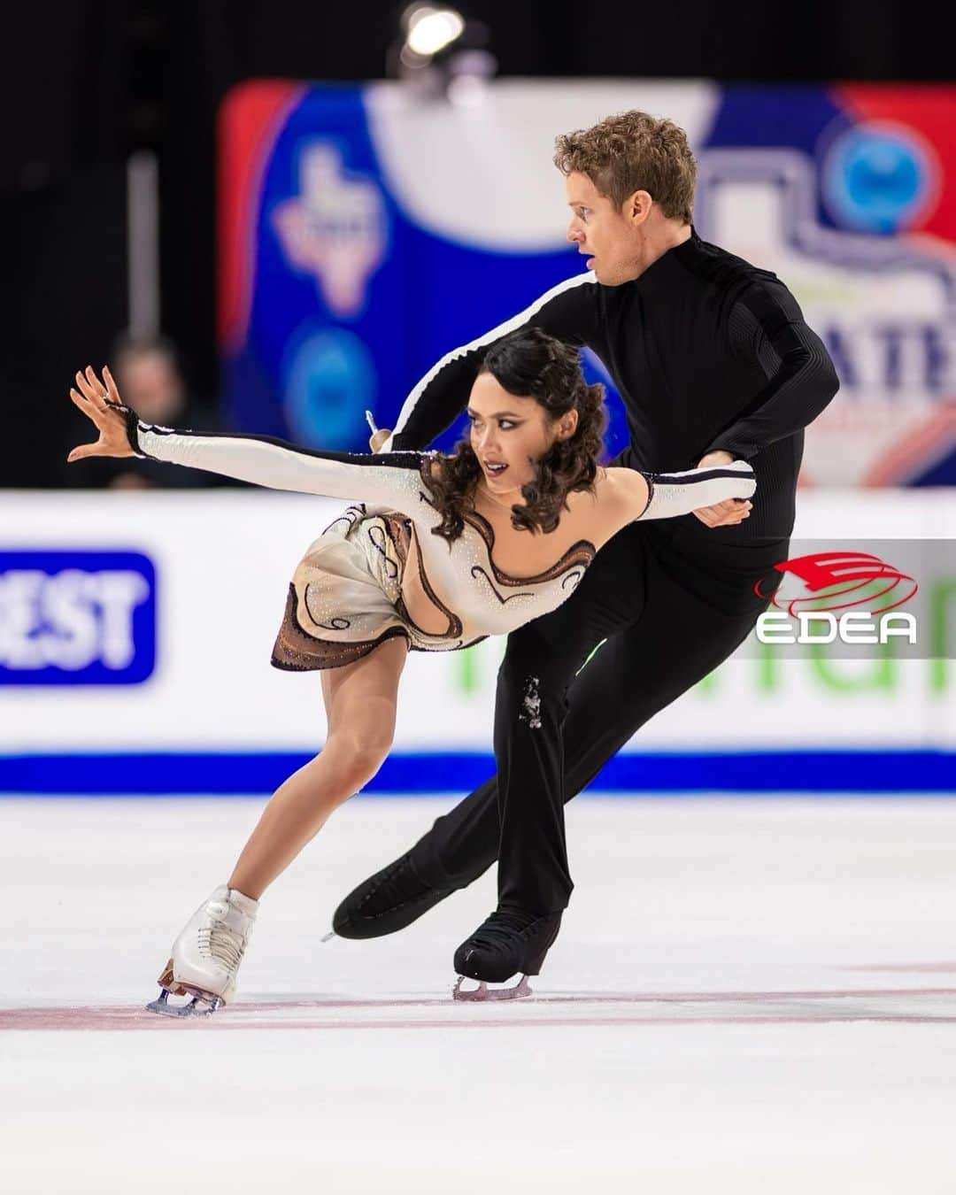 エヴァン・ベイツのインスタグラム：「Got the season rolling at Skate America! Crowd was amazing and we felt the energy and support all weekend long. Grateful for it all! 🇺🇸🏆🫶  Photos by @flavioice  #chockbates #skateamerica #grandprix #figureskating #teamusa」