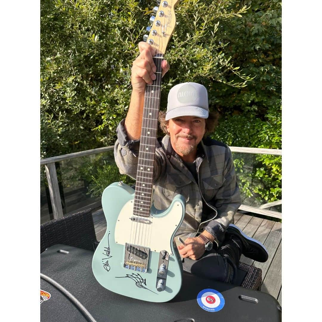 パール・ジャムのインスタグラム：「24HR SWEEPS PRIZE! You can win this Eddie Vedder signed Fender guitar and show poster from Eddie's Seattle benefit show tonight to support Vitalogy Foundation for @ebresearch!   Another lucky fan can win an Eddie Vedder signed @fender guitar with original art wave sketch on the front and back plus a signed show poster from Eddie's show tonight at @benaroyahall.  Donate now to support Pearl Jam's Vitalogy Foundation & @ebresearch Partnership and help find a cure for Epidermolysis Bullosa (EB).   Donate To Win at: fandiem.com/evshow2  🚨 Sweeps ends TOMORROW 10/25 at 7:00am PT / 10:00am ET  @winwithfandiem」