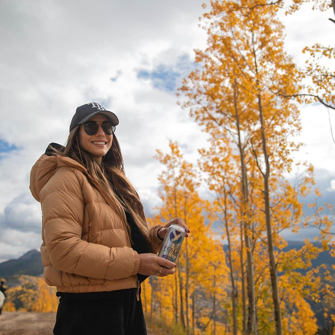 ヴァレンティン・トーマスさんのインスタグラム写真 - (ヴァレンティン・トーマスInstagram)「In altitude, you lose water quickly, so staying hydrated is super important. Enhanced water helps with that. We must have drank 2 cases of @yeslywater within the first week ha. It’s a cool new brand, and they use aluminum cans! Check them out! #yeslypartner #yeslyenhancedstillwater」10月25日 2時42分 - valentinethomas