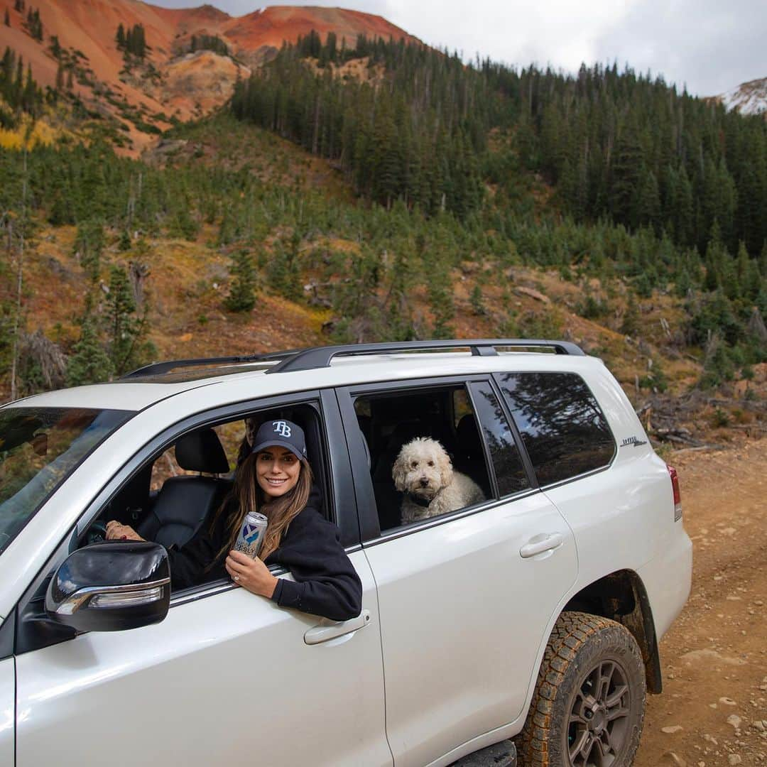 ヴァレンティン・トーマスさんのインスタグラム写真 - (ヴァレンティン・トーマスInstagram)「In altitude, you lose water quickly, so staying hydrated is super important. Enhanced water helps with that. We must have drank 2 cases of @yeslywater within the first week ha. It’s a cool new brand, and they use aluminum cans! Check them out! #yeslypartner #yeslyenhancedstillwater」10月25日 2時42分 - valentinethomas