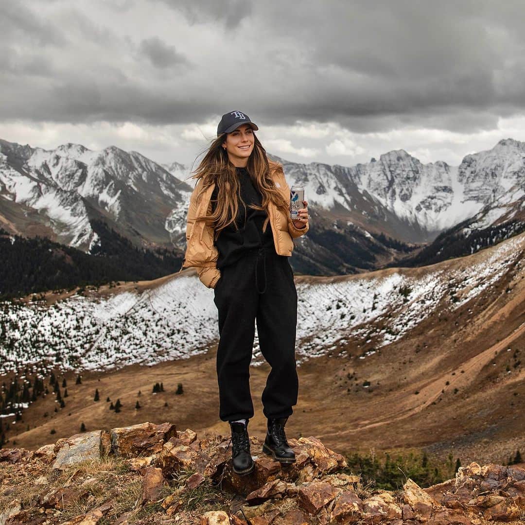 ヴァレンティン・トーマスのインスタグラム：「In altitude, you lose water quickly, so staying hydrated is super important. Enhanced water helps with that. We must have drank 2 cases of @yeslywater within the first week ha. It’s a cool new brand, and they use aluminum cans! Check them out! #yeslypartner #yeslyenhancedstillwater」