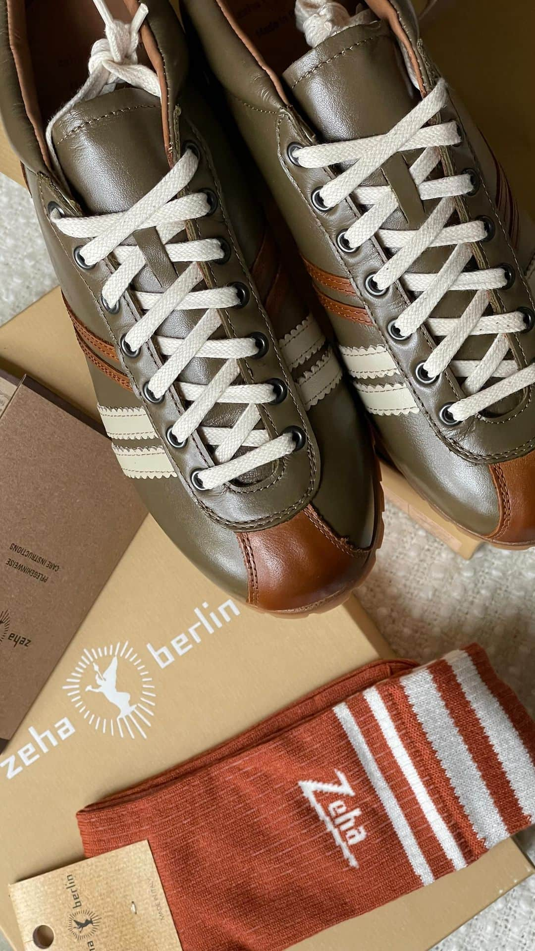 ツェハのインスタグラム：「The special kind of experience – das #Unboxing von Zeha-Schuhen ✨.  Im Video:  👞Carl Häßner Liga mit der neuen Vibram-Sohle …und dazu noch passende #Zeha-Socken! 🍂  Da wir vor kurzem eine Lieferung bekommen haben, sind alle Größen und auch neue Modelle wieder da. Jetzt im Onlineshop entdecken oder in einem der Stores vorbeischauen 🙌.  #zeha #retrostyle #retrosneakers #carlhäßner #zehaberlin #vintagesneakers #heritagestyle  #retrodesign #trainers #people #vintage #vintagestyle #vintagelove #handwerk」