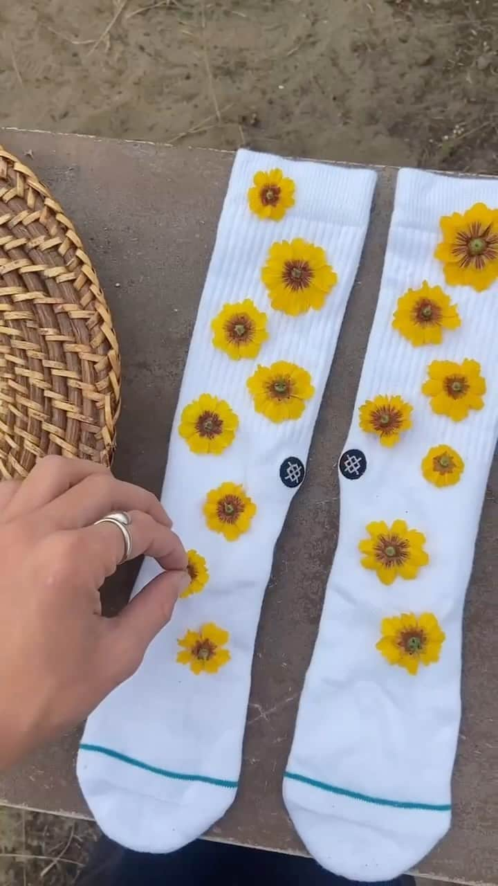 Stanceのインスタグラム：「Eco dye but make it Fall. 🍂🧦🌼  @summeringalls is back at it showing how’s she’s #stitcheddifferent. She can take our Stance Icons and make a creative, unique style any season. 👏  #stancesocks #ecodye #naturaldye」