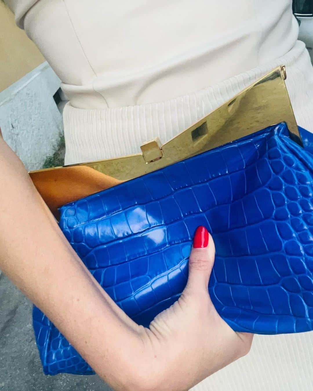 サラバターリアさんのインスタグラム写真 - (サラバターリアInstagram)「LadyMe L Bag An electric blue handbag that accentuates the beauty and strength of a woman. This women's handbag, designed by a woman for women, is a vessel for all her secrets. With its vibrant electric blue hue, it's a symbol of empowerment and confidence, just like the women who carry it. It's not just a bag; it's a reflection of the multifaceted nature of a woman, exuding elegance and versatility in every stitch.」10月25日 2時46分 - sarabattaglia