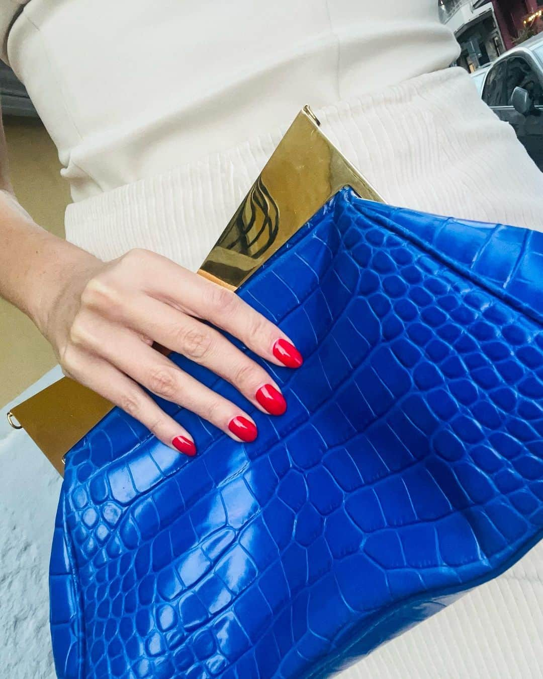 サラバターリアさんのインスタグラム写真 - (サラバターリアInstagram)「LadyMe L Bag An electric blue handbag that accentuates the beauty and strength of a woman. This women's handbag, designed by a woman for women, is a vessel for all her secrets. With its vibrant electric blue hue, it's a symbol of empowerment and confidence, just like the women who carry it. It's not just a bag; it's a reflection of the multifaceted nature of a woman, exuding elegance and versatility in every stitch.」10月25日 2時46分 - sarabattaglia